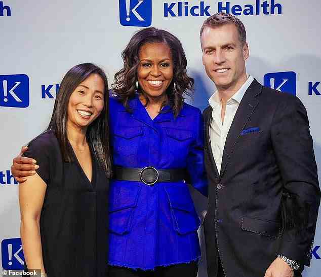 Ryan Olahan, ehemaliger Google-Geschäftsführer für Lebensmittel, Getränke und Restaurants, mit seiner Frau Anne Lee Olohan und Michelle Obama auf einem Foto, das am 1. September 2022 auf seiner Facebook-Seite gepostet wurde