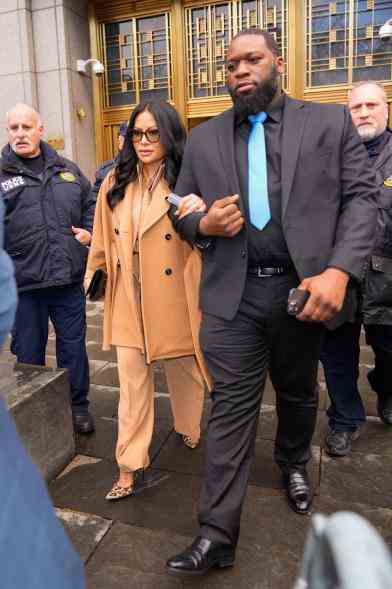 Jen Shah kommt in einem kamelfarbenen Outfit aus dem Gericht.