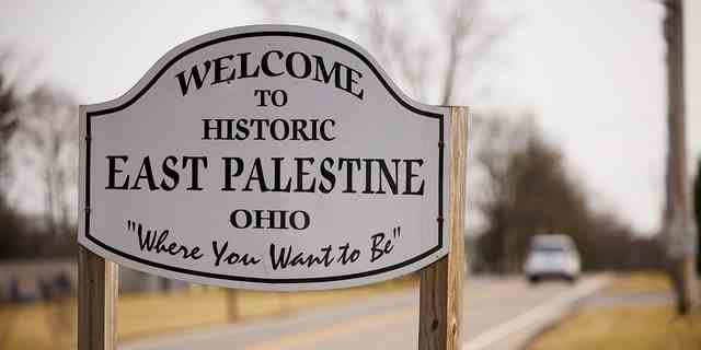 Ein Schild begrüßt Besucher der Stadt East Palestine am 14. Februar 2023 in East Palestine, Ohio.  Ein von Norfolk Southern betriebener Zug entgleiste am 3. Februar, setzte giftige Dämpfe frei und erzwang die Evakuierung der Bewohner. 