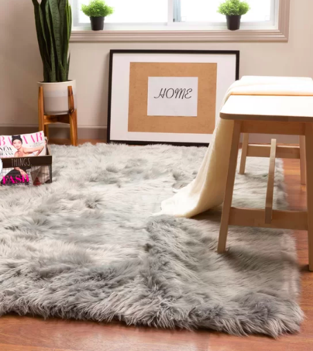 Dominick Maschinengewebter grauer Teppich aus künstlichem Schaffell