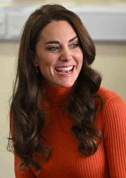 Kate Middleton in einem orangefarbenen Pulloverkleid