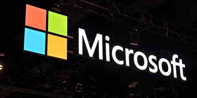 Die Standbeschilderung der Microsoft Corporation wird auf der CES 2023 im Las Vegas Convention Center am 6. Januar 2023 in Las Vegas, Nevada, ausgestellt. 
