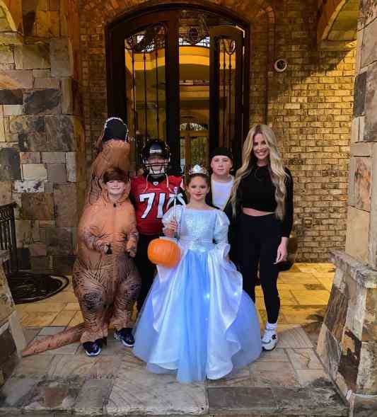 Kim Zolciak und Troy Biermann mit ihren Kindern an Halloween.
