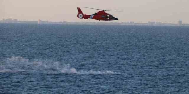 Ein Hubschrauber der Küstenwache hilft bei den Bergungsbemühungen, nachdem die USA einen chinesischen Überwachungsballon abgeschossen haben.