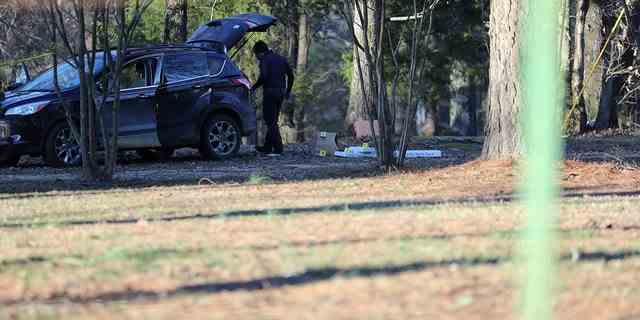 Mitarbeiter der Strafverfolgungsbehörden untersuchen am Freitag, den 17. Februar 2023, den Ort mehrerer Schießereien auf der Arkabutla Dam Road in Arkabutla, Mississippi. 