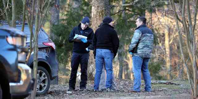 Mitarbeiter der Strafverfolgungsbehörden untersuchen am Freitag, den 17. Februar 2023, den Ort mehrerer Schießereien auf der Arkabutla Dam Road in Arkabutla, Mississippi. 