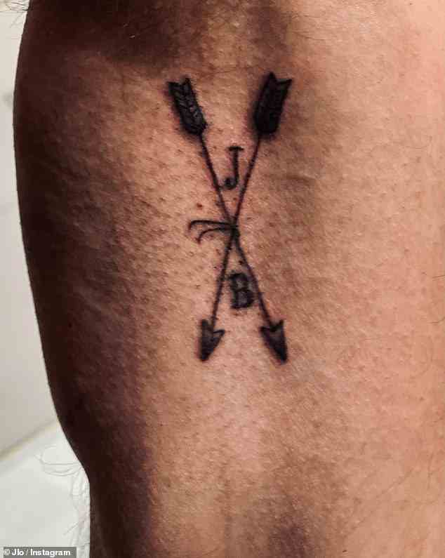 Bens ähnliches Tattoo, das aus zwei Pfeilen besteht, die sich mit ihren ersten Initialen kreuzen