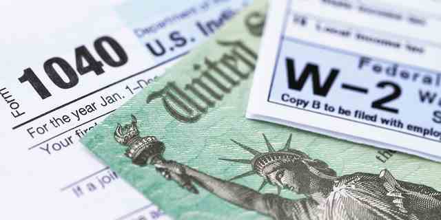1040-Einkommensteuerformular und W-2-Lohnbescheinigung mit einem Bundesschatzrückerstattungsscheck. 