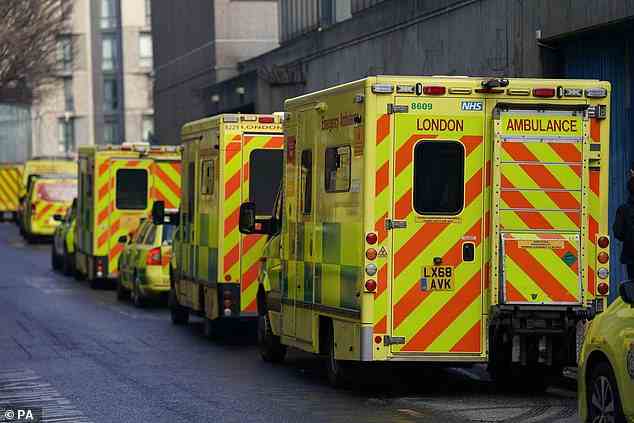 Laut Age UK hat die Rationierung der Altenpflege zu Rekordwartezeiten für Routineoperationen, Notaufnahmen und 999 Krankenwagen geführt, wobei „erschöpfte NHS-Mitarbeiter versuchen, auf eine überwältigende Flut von Not zu reagieren“.