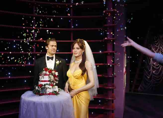 Wachsmodelle von Brad Pitt und Angelina Jolie werden bei Madame Tussauds mit Konfetti beworfen
