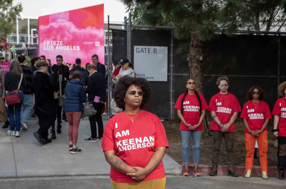Patrisse Cullors präsidiert Protest/Störungen auf der Frieze Los Angeles 