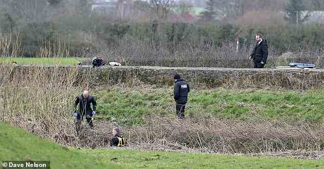 Vier Polizisten schienen am Sonntag an einer Durchsuchung des Flusses Wyre beteiligt gewesen zu sein