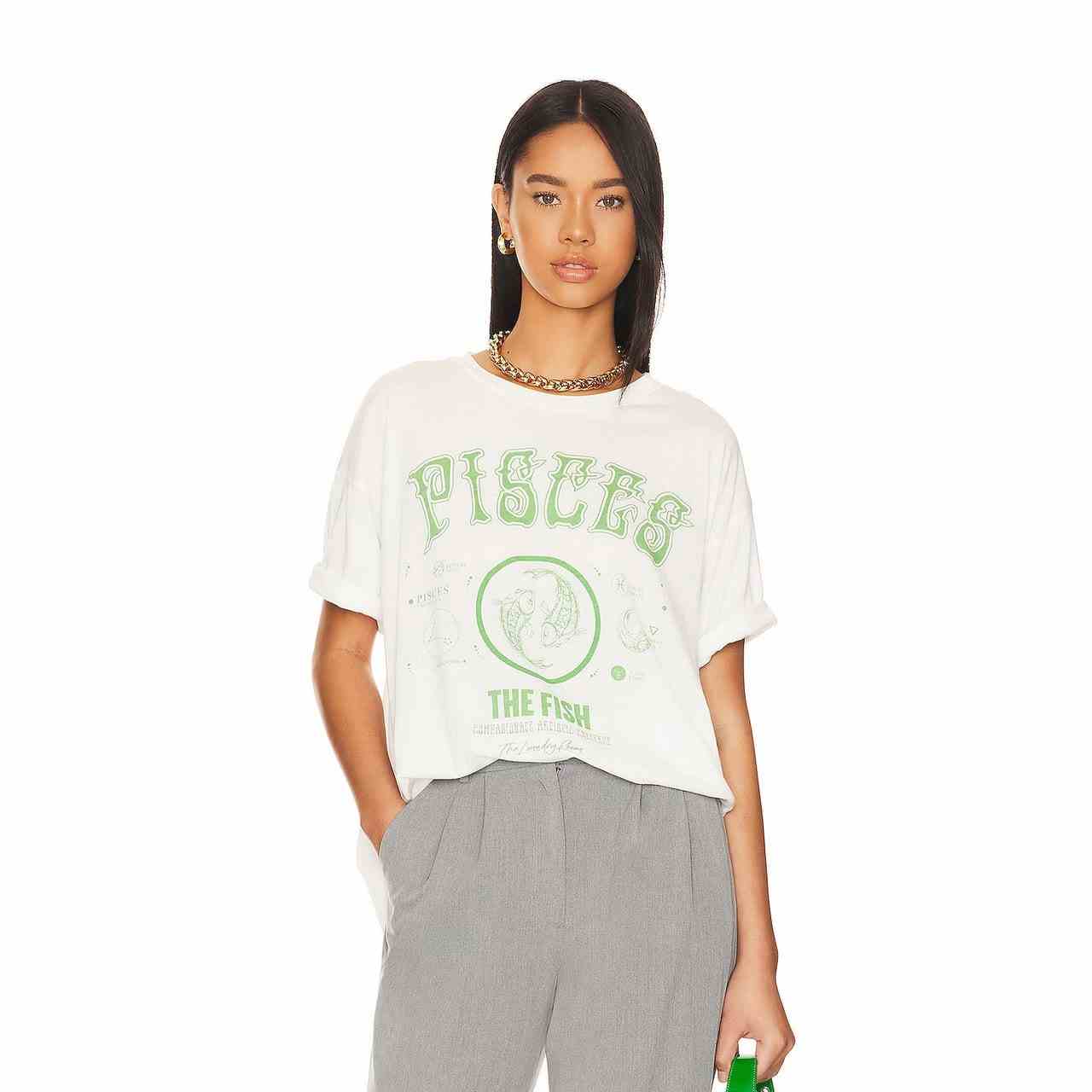 The Laundry Room Vintage Pisces Oversize T-Shirt Modell trägt weißes übergroßes T-Shirt mit grünem Text auf weißem Hintergrund