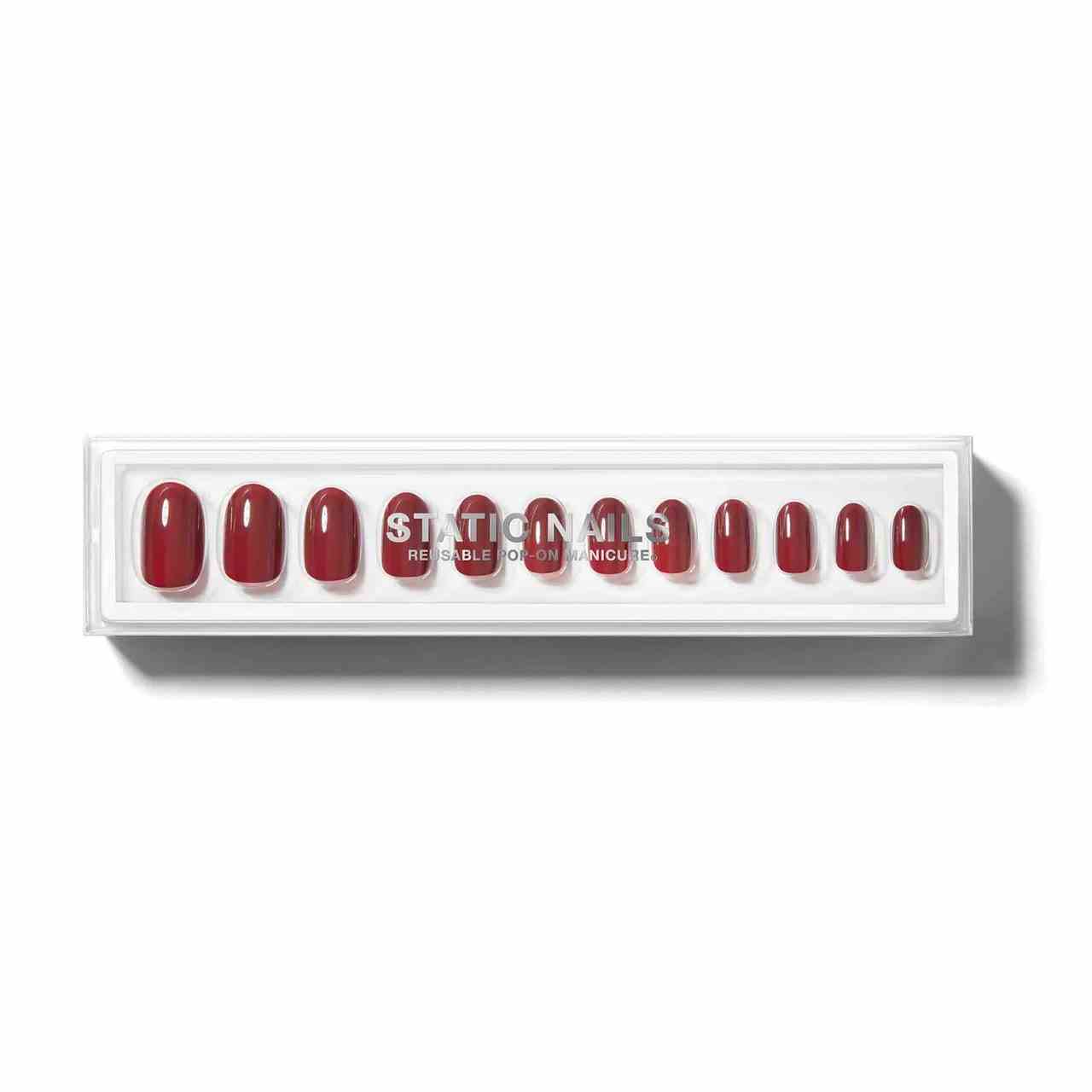 Static Nails Round Pop-On Wiederverwendbares Maniküre-Set Lange, weiße, rechteckige Schachtel mit burgunderroten Drucknägeln auf weißem Hintergrund
