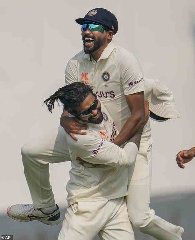 Ravi Jadeja (im Bild mit Mohammed Siraj), der für seinen Zehn-Wicket-Einsatz zum Spieler des Spiels ernannt wurde, sagte, die Aussies hätten nicht den Sweep-Shot auf das Delhi-Wicket spielen sollen