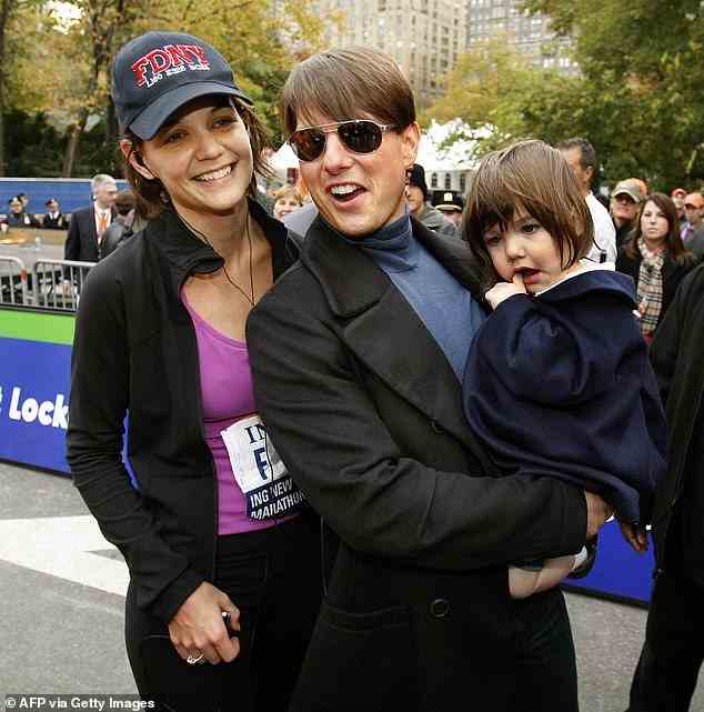 Vater von drei Kindern: Tom ist Vater von drei Kindern, von denen er zwei mit Ex-Frau Nicole Kidman und eine Tochter mit Holmes adoptiert hat;  Abgebildet mit Holmes und Tochter Suri im Jahr 2007