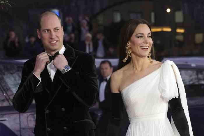 Prinzessin Kate tippt auf dem roten Teppich der BAFTA spielerisch auf den Hintern von Prinz William