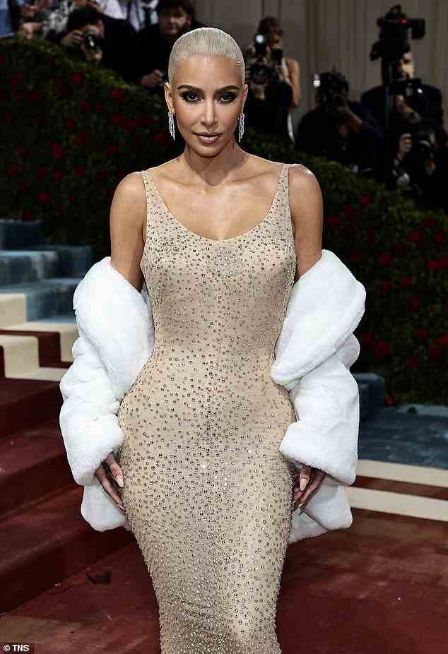 Es wird gemunkelt, dass Kim Kardashian Wegovy verwendet hat, um schnell Gewicht zu verlieren, um in Marilyn Monroes berühmtes „Happy Birthday Mr President“-Kleid bei der Met Gala 2022 zu passen (im Bild).