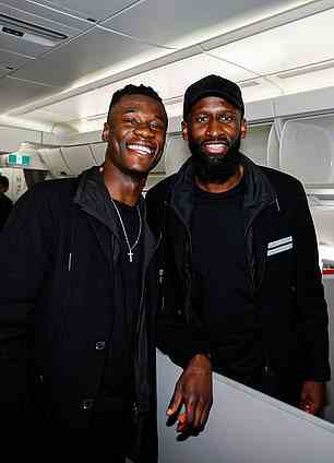Eduardo Camavinga und Antonio Rüdiger posieren für ein Foto an Bord ihres Fluges nach Liverpool
