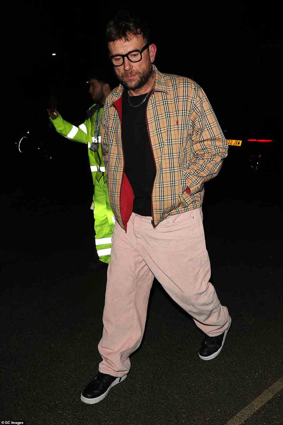 Stylisch: Damon Albarn trug eine charakteristische Burberry-Bomberjacke, kombiniert mit einer pinkfarbenen Cordhose und schwarzen Turnschuhen