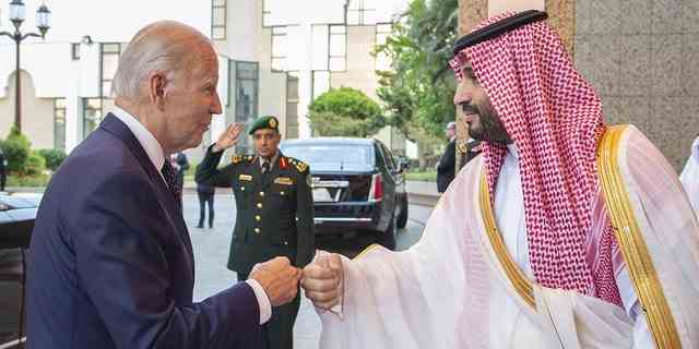 Präsident Biden wird am 15. Juli 2022 vom saudi-arabischen Kronprinzen Mohammed bin Salman im Königspalast von Alsalam in Jeddah, Saudi-Arabien, begrüßt.