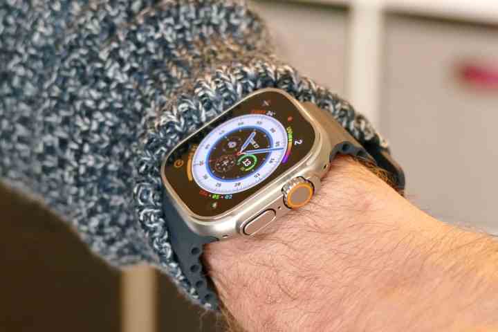 Die Seite und die digitale Krone der Apple Watch Ultra,