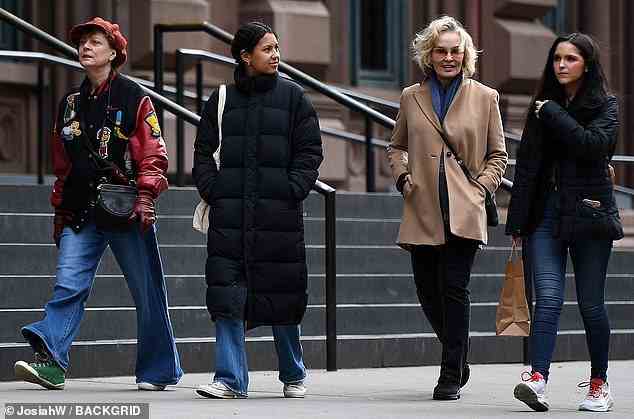 Nach dem Mittagessen: Die ehemaligen Feud-Schauspielerinnen gingen in stylische Jacken gehüllt spazieren und unterhielten sich mit der Nichte des Dead Man Walking-Stars und ihrer Freundin, nachdem sie mittags im Il Buco in Soho etwas gegessen hatten
