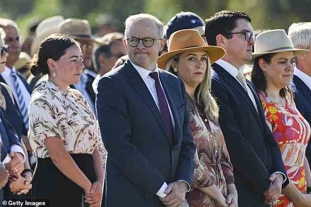 Premierminister Anthony Albanese (im Bild Mitte mit seiner Freundin Jodie Haydon) lässt seine Labour-Regierung versuchen, strengere Regeln für den vorzeitigen Zugang zur Rente zu erlassen