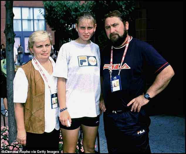 Aber Jelena Dokic (Mitte als Teenager) erwähnte ihre Beziehung zu ihrem entfremdeten Vater Damir Dokic (rechts im Jahr 1999), an den sich der Tennisstar erinnerte, in ihrer Autobiografie von 2017, Unbreakable, missbräuchlich.  Sie enthüllte, dass sie immer noch mit ihrer Mutter Liliana (links) spricht