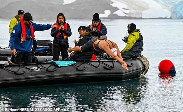 Das Schwimmen begann von einem Schiff der chilenischen Marine in der Nähe von Greenwich Island in der Antarktis und legte eine Strecke zurück, die ungefähr so ​​lang war wie 25 Fußballfelder