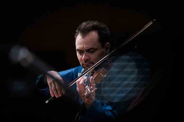 Herr Wawrowski tritt mit großen Orchestern auf der ganzen Welt auf