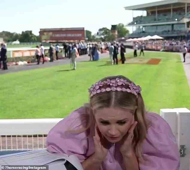 Während des Rennens, das in Victoria stattfand, konnte Emma ihre Aufregung nicht zurückhalten und sprang vor Freude auf und ab, während sie die Action auf einem Bildschirm verfolgte