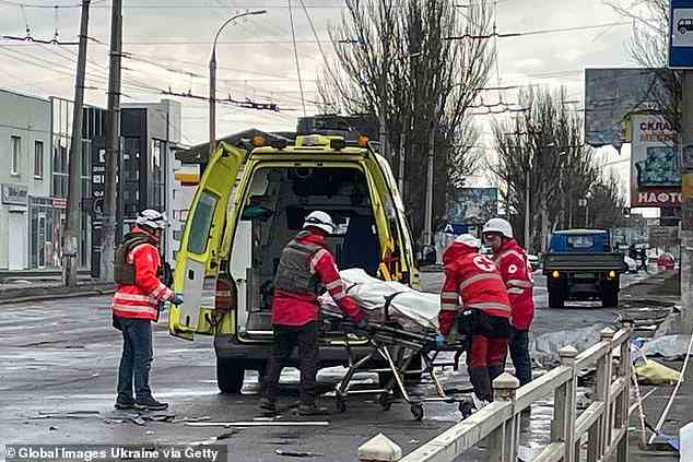 Im Bild: Sanitäter laden am 21. Februar eine Trage mit einem toten Zivilisten in einen Krankenwagen. Die Person wurde bei einem russischen Raketenangriff auf Cherson getötet