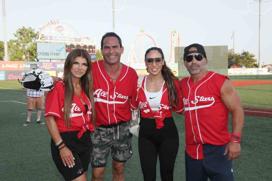 Ein Foto von Luis Ruelas, Teresa Giudice, Melissa Gorga und Joe Gorga, die bei einem Baseballspiel gemeinsam für ein Foto posieren