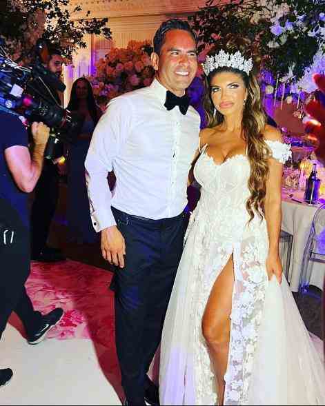 Ein Foto von Luis Ruelas und Teresa Giudice, die bei ihrer Hochzeit für ein Foto posieren