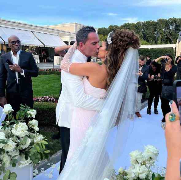 Ein Foto von Luis Ruelas und Teresa Giudice, die sich bei ihrer Hochzeit küssen