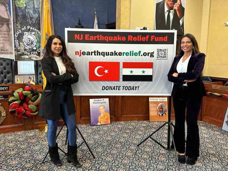 Jennifer Aydin und Dolores Catania posieren gemeinsam bei einer Veranstaltung zugunsten der Erdbebenopfer in Syrien und der Türkei