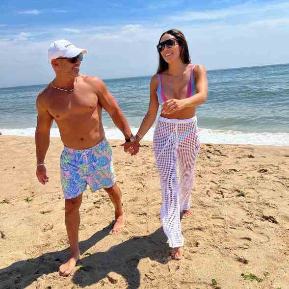 Melissa und Joe Gorga gehen am Strand spazieren