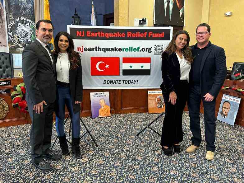 Jennifer Aydin, Bill Aydin und Dolores Catania, Paulie Connell posieren gemeinsam bei einer Veranstaltung zugunsten der Erdbebenopfer in Syrien und der Türkei