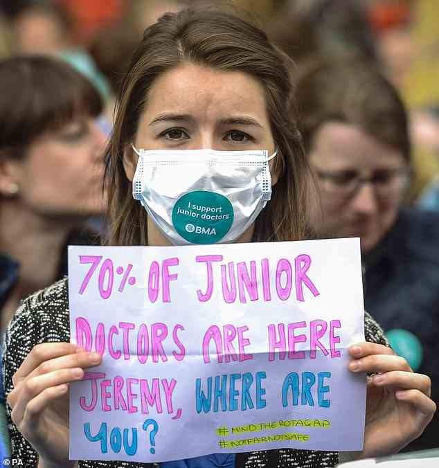 Jungärzte traten zuletzt 2016 in den Streik, ausgelöst durch Vertragsstreitigkeiten zwischen Medizinern und dem damaligen Gesundheitsminister Jeremy Hunt (im Bild: ein streikender Mediziner im Jahr 2016 mit einem Schild mit der Aufschrift „70 % der Jungärzte sind hier, Jeremy, wo bist du?“)