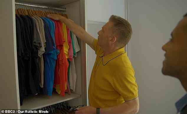 Chris lud Dr. Beardon ein, einen Blick in seinen Kleiderschrank zu werfen – wo er seine T-Shirt-Kollektion farbcodiert hat