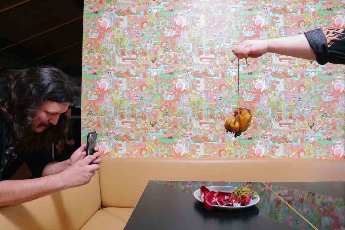 Das Sticky Rice Game Hen Gericht wurde von Küchenchef Diego Argoti fotografiert.