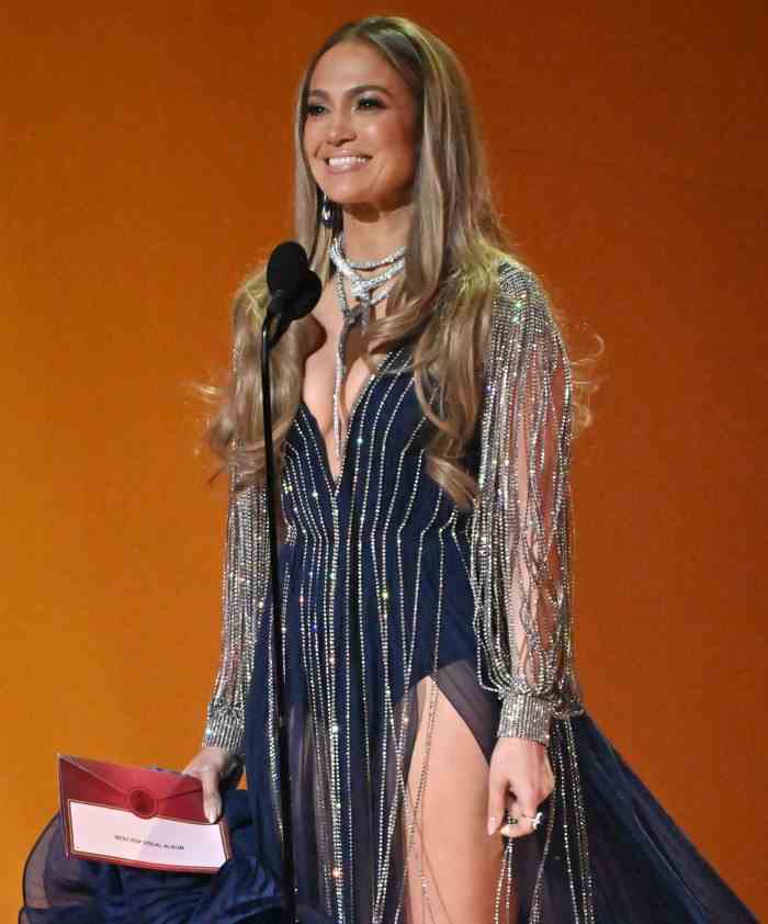Jennifer Lopez besucht die Grammys 2023 in einem blauen Gucci-Kleid mit Ben Affleck an ihrem Seitenumschlag