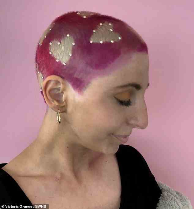 In diesem Monat färbte Miss Grande ihr rasiertes Haar rosa und verzierte es mit blonden Herzen und einem Krebsband am Hinterkopf