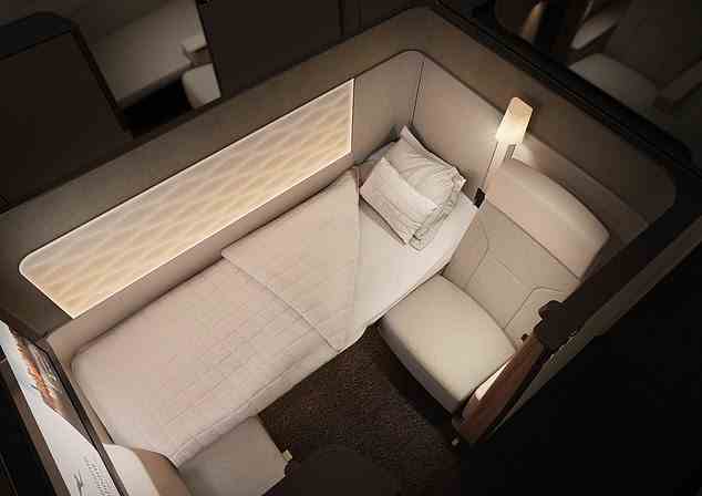 First-Class-Sitzplätze verfügen über ein extra breites Festbett, einen separaten Lehnstuhl, einen persönlichen Kleiderschrank, einen Esstisch für zwei Personen und einen 32-Zoll-Ultra-High-Definition-Fernseher.