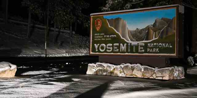 Ein Willkommensschild wird am 22. Februar 2023 als schneebedeckter Yosemite-Nationalpark in Kalifornien gesehen. 