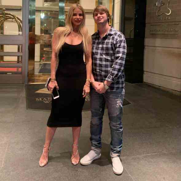 Alexia Nepola posiert mit ihrem Sohn Frankie Rosello