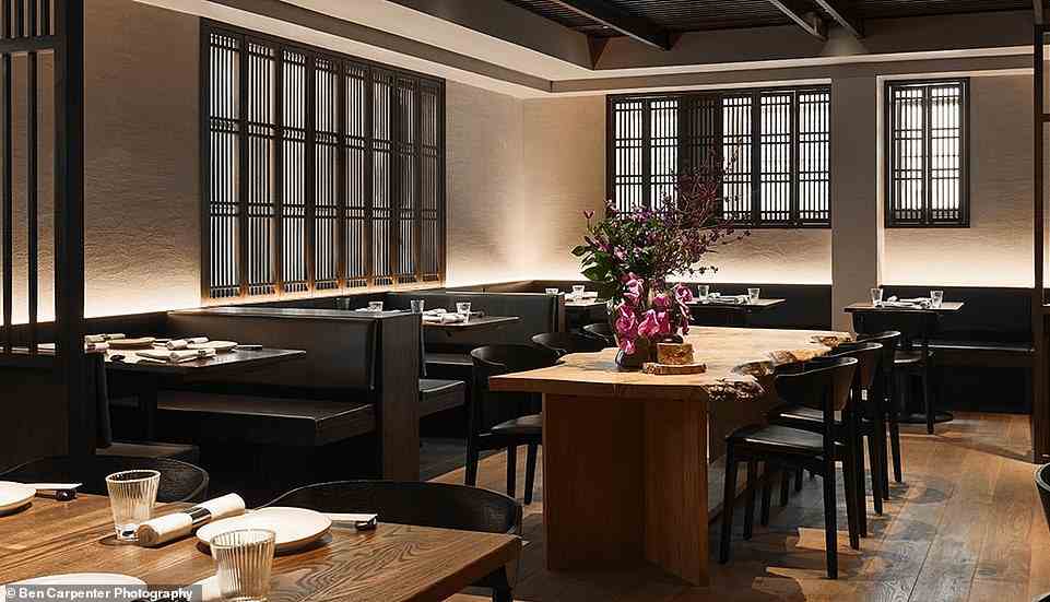 Tokii, das Restaurant des Hotels (im Bild), serviert japanische Gerichte wie Nigiri mit Lachs und Thunfisch und Wagyu-Rind