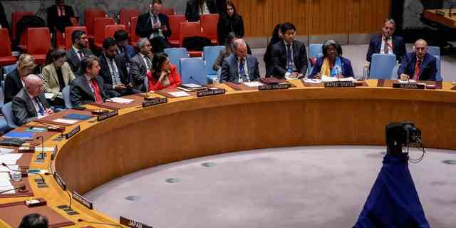 Linda Thomas-Greenfield, Vertreterin der Vereinigten Staaten bei den Vereinten Nationen, spricht während einer Sitzung des Sicherheitsrats am Donnerstag, den 23. Februar 2023, im Hauptquartier der Vereinten Nationen.