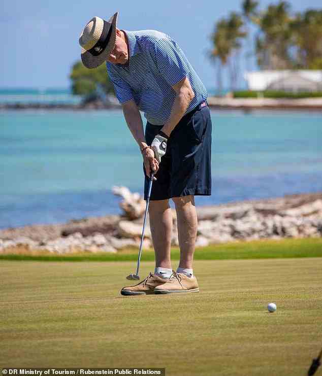 Bill Clinton spielt Golf an der Küste von Punta Cana in der Dominikanischen Republik